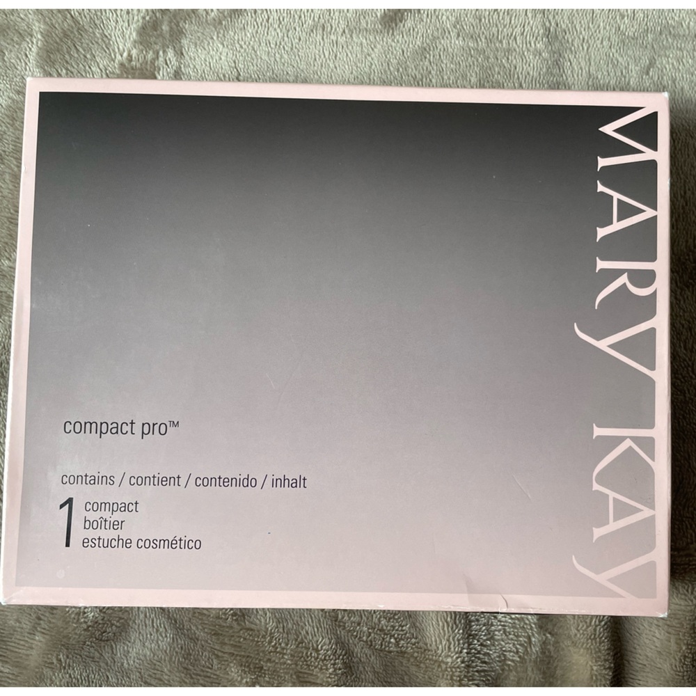 Mary Kay Compact Pro Vintage 2011 Makeup Case NIB Black Magnetic Palette